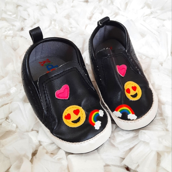 4 / $20 Kidgets Infant Crib Shoes Baby Sneakers Emoji Rainbow Heart Patches 0-6M - Picture 1 of 8